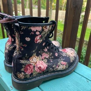 Dr. Martens Victorian flower canvas, size 8